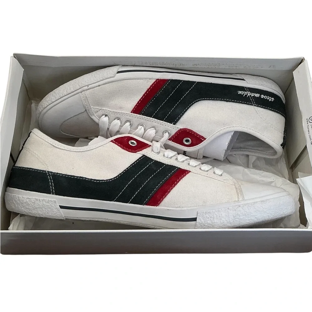 NWT Steve Madden Hernandez White with Black & Red‎ Stripes size 9 M